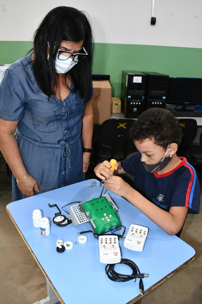 Alunos da EMEF Profª Eliana Minchin Vaughan, participam de aula de robótica